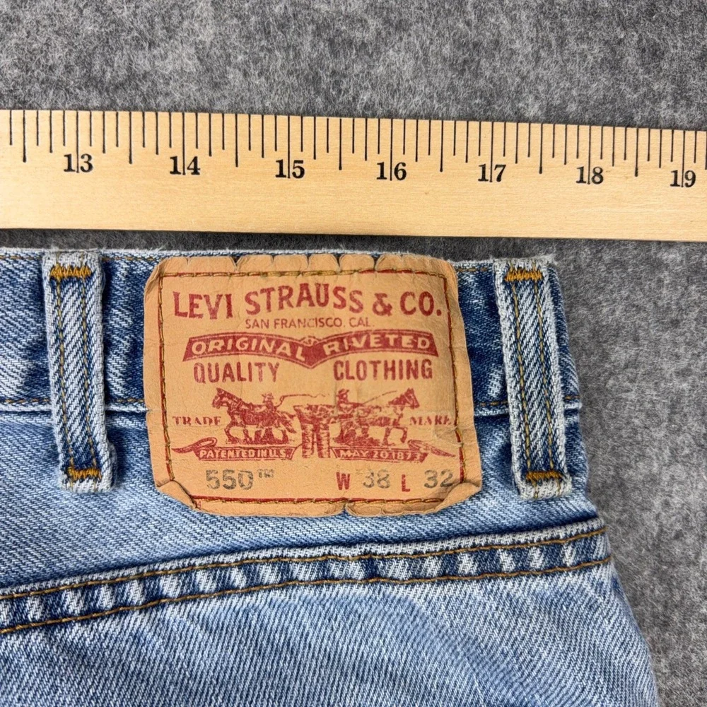 VTG Levi's Jeans Mens 38x32 Light Wash 550 Relaxed Tapered Leg Cotton 90s Y2K